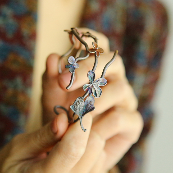Hydrangea and ginkgo floral bracelet in colored silver, фото 4